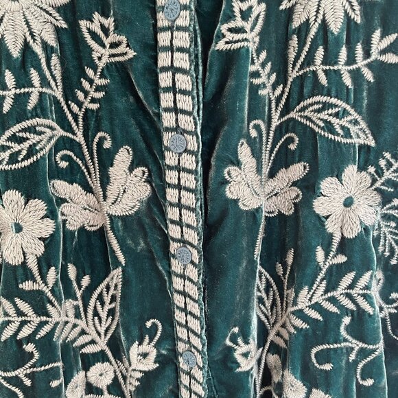 JOHNNY WAS Green Velvet Blouse/Floral Embroidery; Small; Pit to Pit: 20.5" NWOT! - Picture 6 of 10